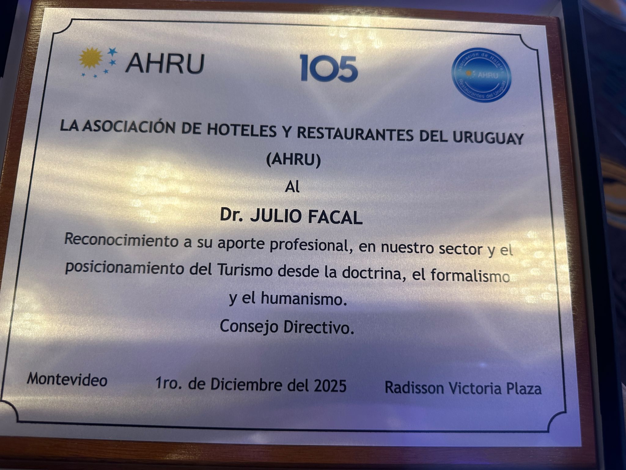 Reconocimiento de la Asociación de Hoteles y Restaurantes del Uruguay al Dr. Julio Facal. 