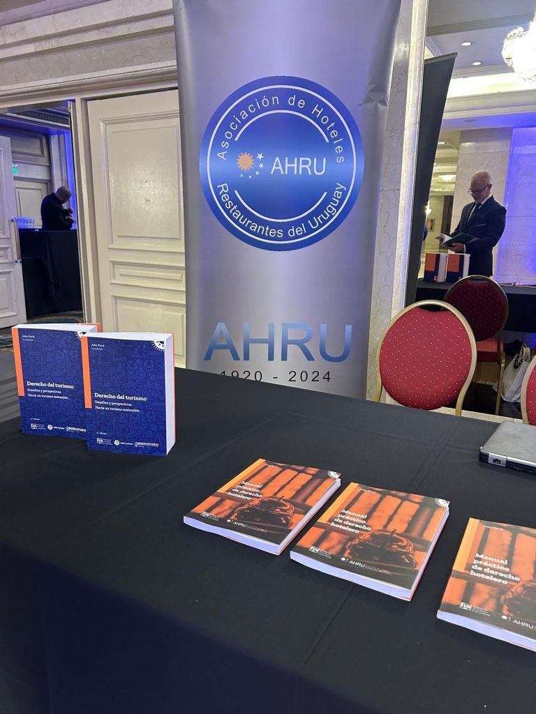 Mesa con copias del libro Manual práctico de derecho hotelero en exposición. 