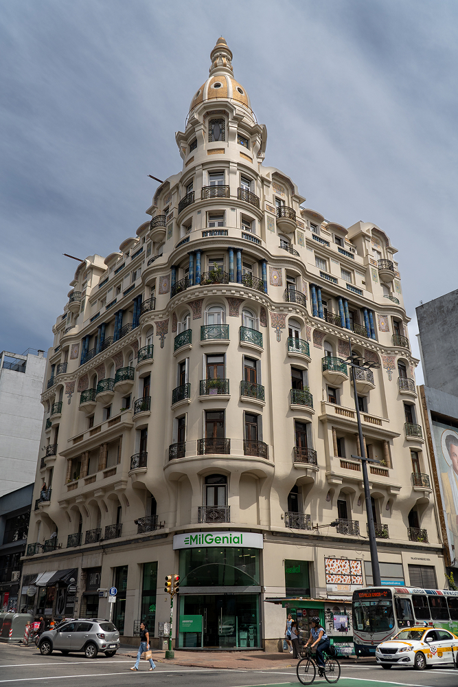Fachada exterior del edificio San Felipe y Santiago, donde se encuentran las oficinas de Yelpo & Facal, situado sobre Av. 18 de Julio y Yaguarón.